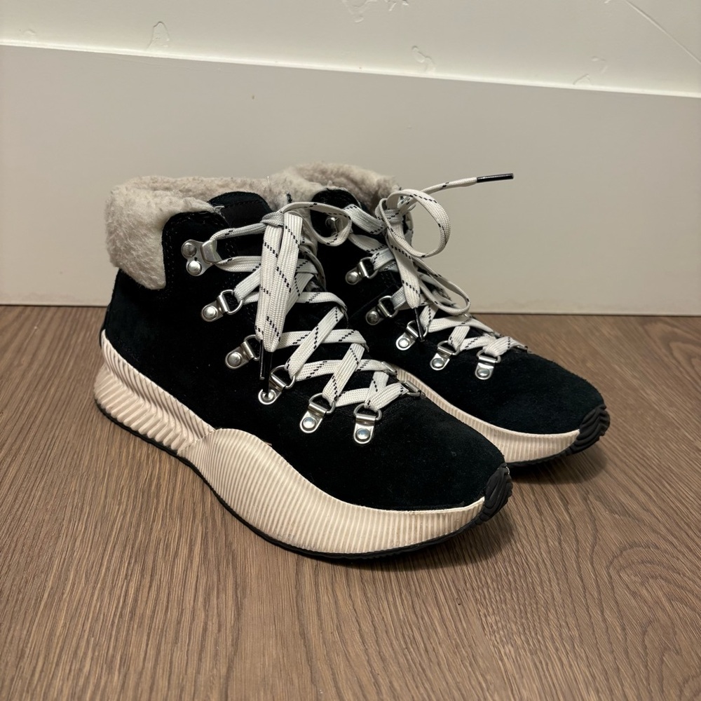 Sorel Out & About Conquest Black  Lace-Up Faux Fur Trim Hiker Sneakers